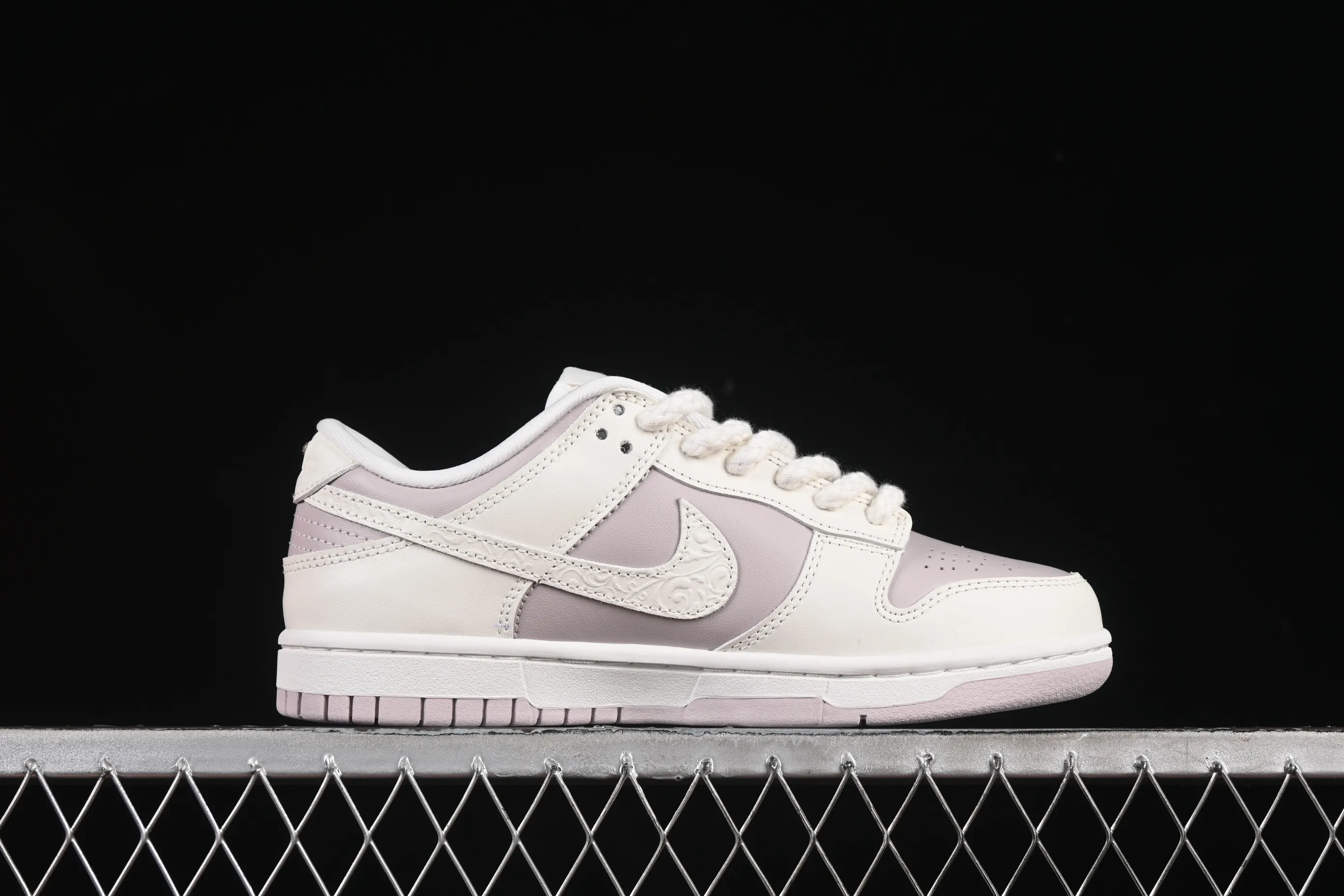 All categories Nk SB Dunk series Nk SB Dunk Low low-top sneakers Nike SB Dunk Low white lavender embossed low-top casual sneakers IH0639-011